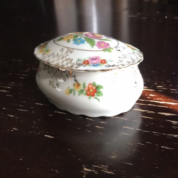 Vintage style ceramic trinket box jewelry box - Picture 5 of 10